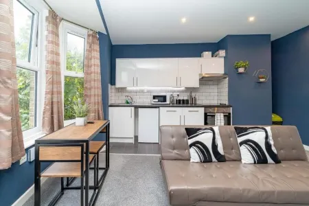 Central Hove 1 Bedroom BN32OSM12 Отели рядом с достопримечательностью «Hove Museum and Art Gallery»