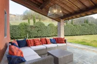 Stunning villa,Saltwaterpool,Sauna,Wi-Fi,fenced garden,table tennis,BBQ,sleep 16 Hoteles en Reggello