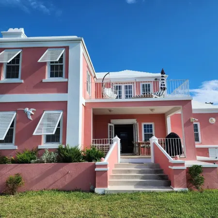 Oceanfront "Dock of the Bay" Retreat in Beautiful Bermuda Отели в г. Сэндис