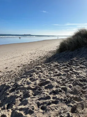 Spacious & homely ground floor apartment in central village location near beach Отели в г. Бамбург