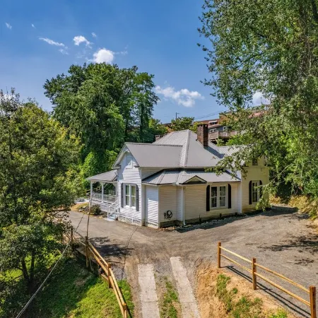"STEPS TO BRYSON" - MTN VIEW, HOT TUB, FIREPIT, NEW REMODEL - WALK TO DOWNTOWN!