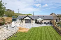 The Cow Stalls - Stunning Farmhouse with Wonderful Views and Garden