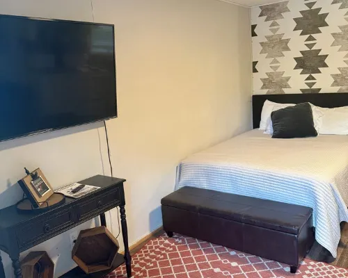 Pet friendly cabin in quiet Plainview with WiFi, AC Hotels in Plainview