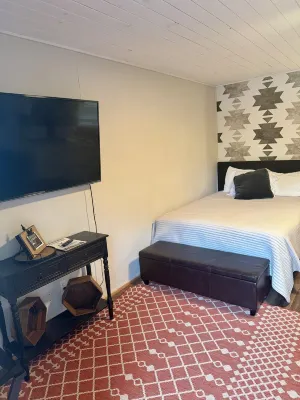Pet friendly cabin in quiet Plainview with WiFi, AC