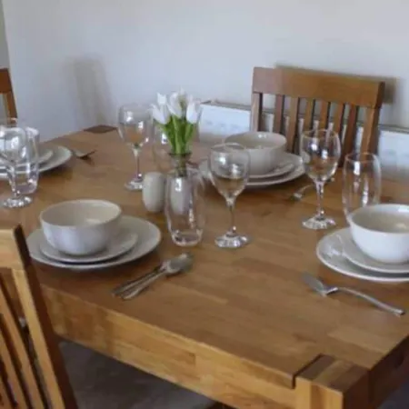 2 Bed House - Sleeps 4 - Pets - Garden - Parking Отели в г. Ньюарк-он-Трент