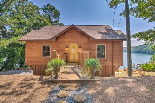Beautiful Lakefront Studio: Dock, Fire Pit, Kayak Hotels in Bartow County