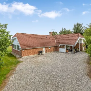 "Sylvi" - 1.7km from the Sea