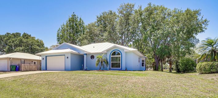 Pet-Friendly Sebastian Home: w/ Porch + Lake View! Hotels in Sebastian