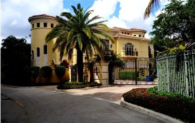 Luxury Villa for Rent Aventura Circle附近的飯店