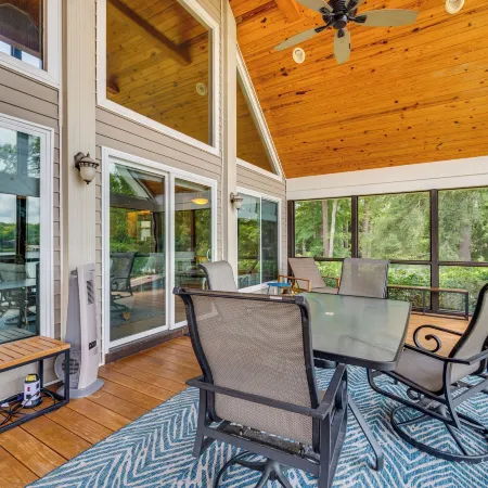 Luxe Lake Sinclair Living Private Dock and Beach!