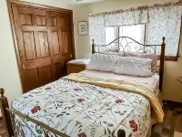 Winter Get Away. Resort-Like Home with 2 Fireplaces. Close to All!