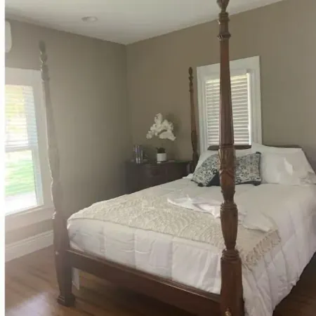 A Room Off Broadway, a prime downtown hideaway