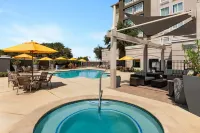 La Quinta Inn & Suites by Wyndham Arlington North 6 Flags Dr - Hot Tub