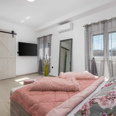 Villa Lemily - Five Bedroom with Swimming Pool