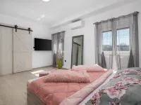 Villa Lemily - Five Bedroom with Swimming Pool - 3 estrellas