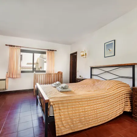 5 En-Suite Bedrooms, Close to Centre, Free AC & WiFi