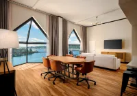 The Landing at Hampton Marina, Tapestry Collection by Hilton Hotel di 