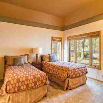 Family-Friendly Stoneridge Townhome with Resort Amenities Near Sunriver Village Rooms