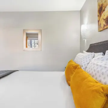 Windsor Cottage Fall Creek Beauty by Table Rock!