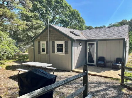 Charming 3-bedroom cottage in Truro with AC