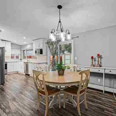 Family 4BR Home With Patio by Willowcreek Park Rooms