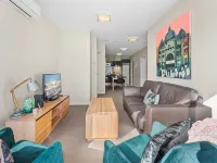 Chic Inner City Convenience, with Secure Parking