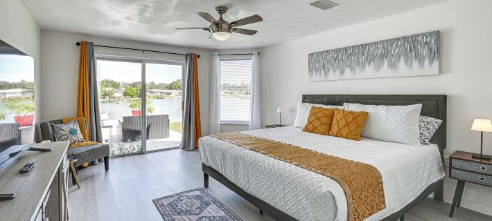 Sunset Views & Hot Tub: Lakefront Holiday Retreat! Hotels in Pasco County