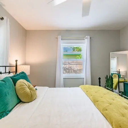 Perfect One-Bedroom- 10 Mins from Clearwater Beach