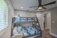 Canal-Front Cape Coral Home: Pool & Patio - Parkering