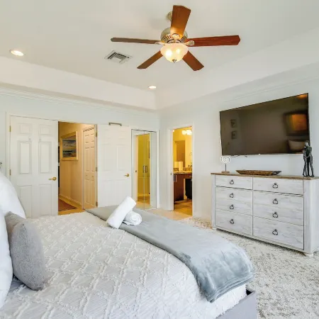 Canal Access & Pool: Lighthouse Point Getaway!