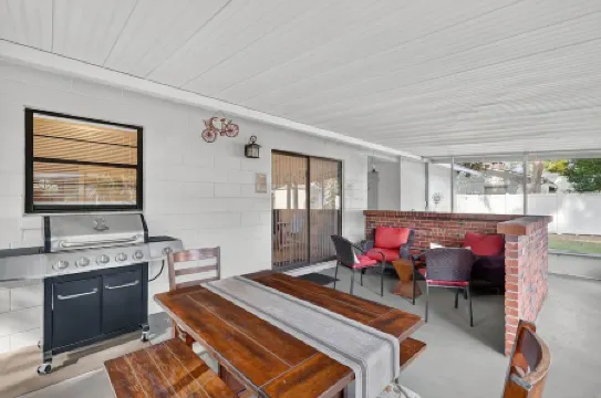 Cozy Stay in Ocala ~ King Bed, Fenced Yard, WiFi ~ Near Historic Downtown & Wec