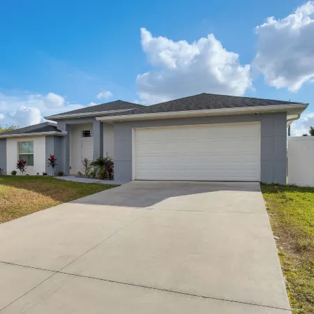 Furnished Lanai & Yard: Comfy Lehigh Acres Getaway