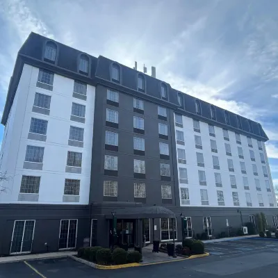 Best Western Chocolate Inn at the Park Отели рядом с достопримечательностью «Арена «Джаент Центр»»