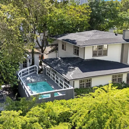 7BD Downtown Oasis Pool