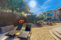 Hot Tub & Views: Luxe Lake Bridgeport Retreat - 3 tähden