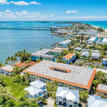 Anna Maria Island Bay Watch Bungalow Отели рядом с достопримечательностью «Пляж Кортес-Бич»