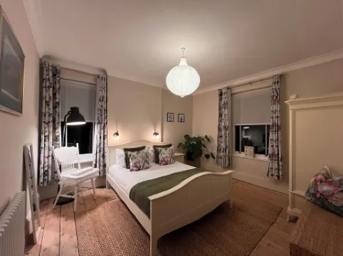 Home in Appledore with own parking and Hot Tub. Dogs welcomed