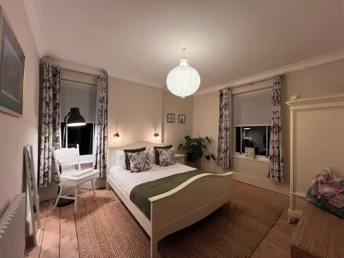 Home in Appledore with own parking and Hot Tub. Dogs welcomed