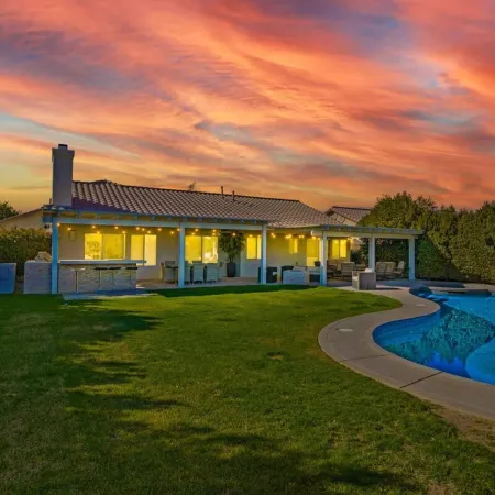 Stunning 5 Star Home Retreat Private Pool Spa BBQ 4 BR