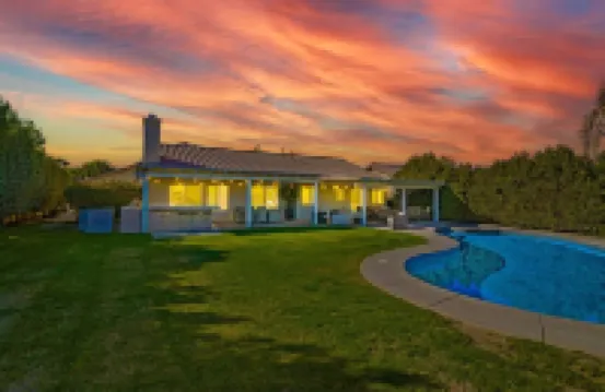 Stunning 5 Star Home Retreat Private Pool Spa BBQ 4 BR
