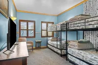 Private indoor pool & hot tub, 10 minutes to Gore, 25 minutes to Lake George