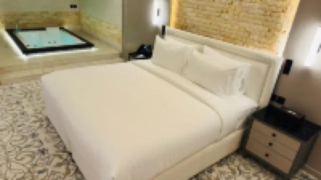 โรงแรม ลักชัวรี ไนท์ อัล ยาสมิน