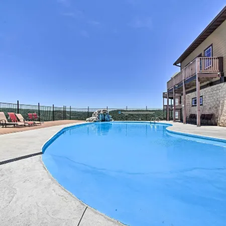 Luxe Mtn-View Condo in Branson w/ Hot Tub Access!