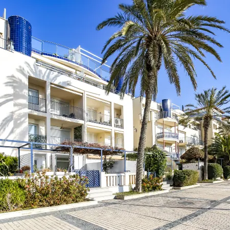 Ground Floor Facing the Sea, in Complex with Pool and Common Areas.