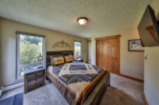 Modern Kitchen and Private Deck - Stylish Ground Floor Retreat