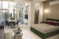 96 Nic1 - Stay Glam Skin Studio - 4-Star
