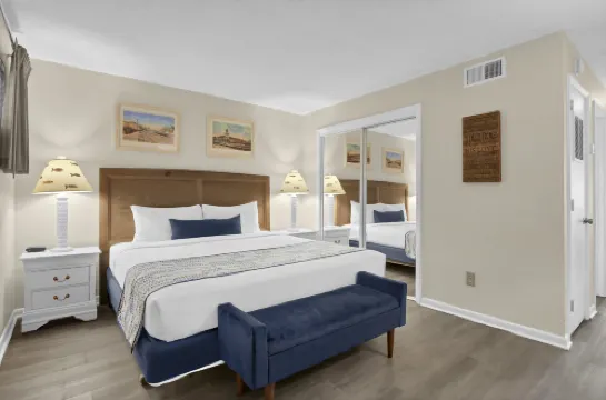 Coastal Escape with Private Balcony and Modern Amenities - Stylish Retreat