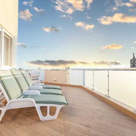 Luxury PH - Terrace & Jacuzzi & Sunbeds Отели в г. Хамрун