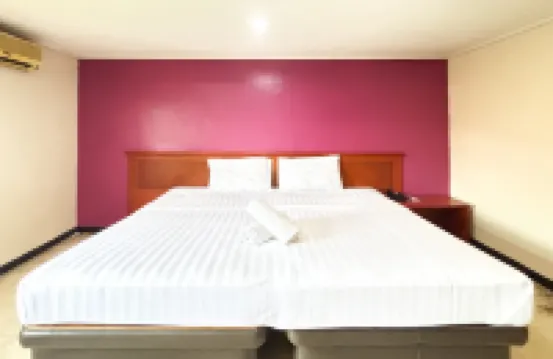 Hotel Pasar Besar RedPartner near Tugu Pahlawan