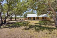 Private 2-Acre Salado Hill Country Villa, Heated Pool, Hot Tub, Sleeps 9 - 4-Sterne